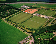 835168 Luchtfoto van het Sportpark Strijland (Strijlandweg 2) te Utrecht.